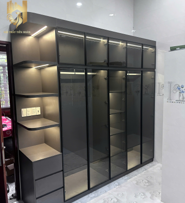 tủ áo mdf cửa kính cường lực xám khói khung nhôm đen
